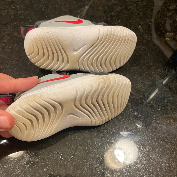 Toddler Nike runners - Picture 3 of 5